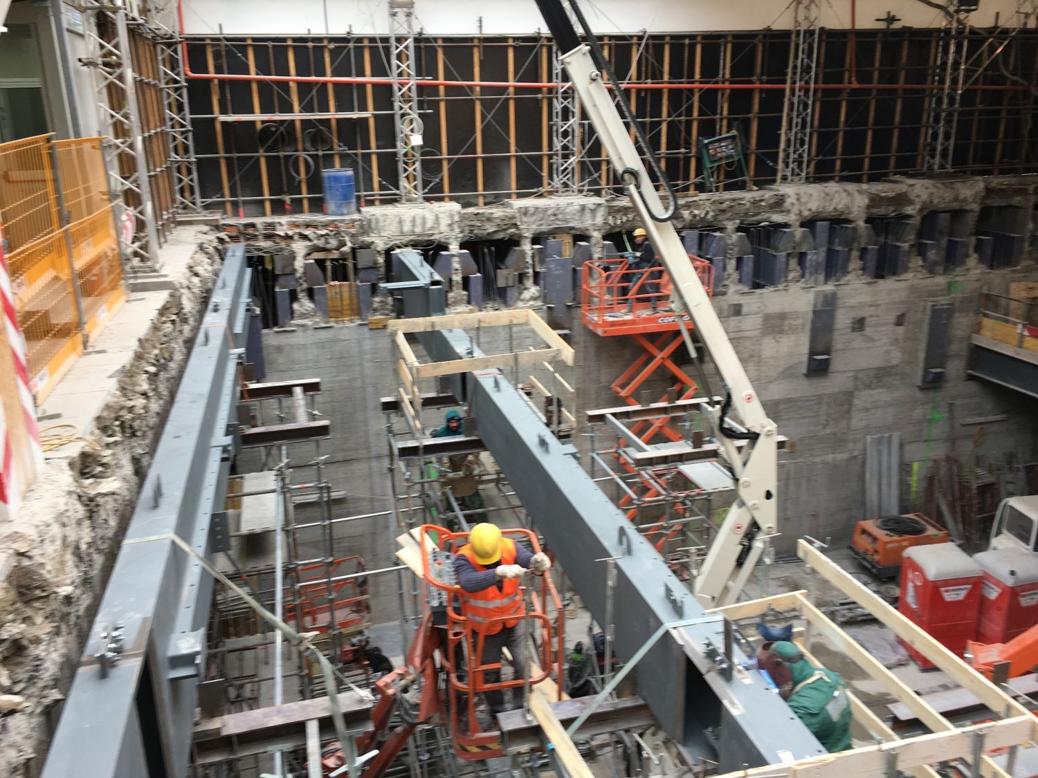 Cantiere con strutture metalliche